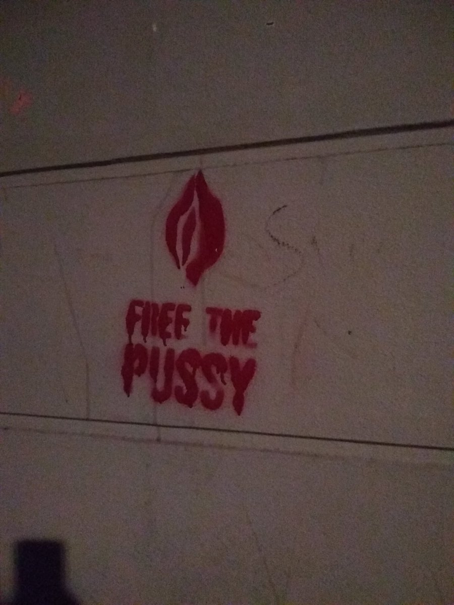 ComradePhD's tweet image. "Oldest known drawing" found on tiny rock in South Africa #graffito #graffiato #tbt73000yrs #nowandthen #graffitievolution #contestedspaces #sitesofstorytelling #Berlingraffiti bbc.com/news/science-e…