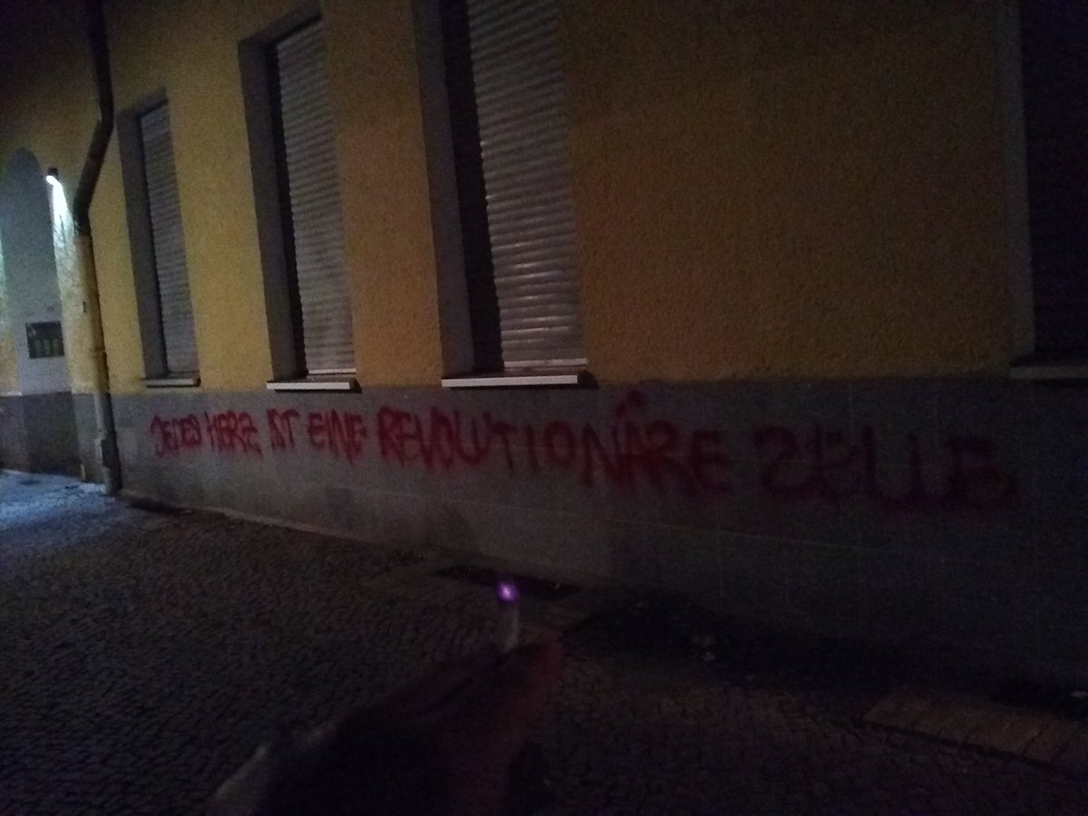 ComradePhD's tweet image. "Oldest known drawing" found on tiny rock in South Africa #graffito #graffiato #tbt73000yrs #nowandthen #graffitievolution #contestedspaces #sitesofstorytelling #Berlingraffiti bbc.com/news/science-e…