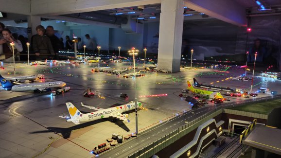 この巨大な空港ジオラマ…なんと飛行機も車両も動くし、離陸も着陸も