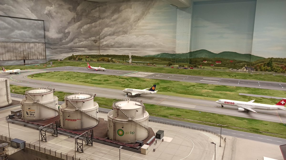 この巨大な空港ジオラマ…なんと飛行機も車両も動くし、離陸も着陸も