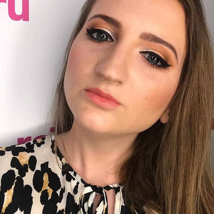 DenisaPetrascu's tweet image. Orange eyeshadow for her beautiful blue eyes 🧡

--------------------------------
#makeuplover #profesionalmakeup #atelierparis #cupiolicious #melkior #sephora #clinique #bperfect #beautiesofMDP 😊