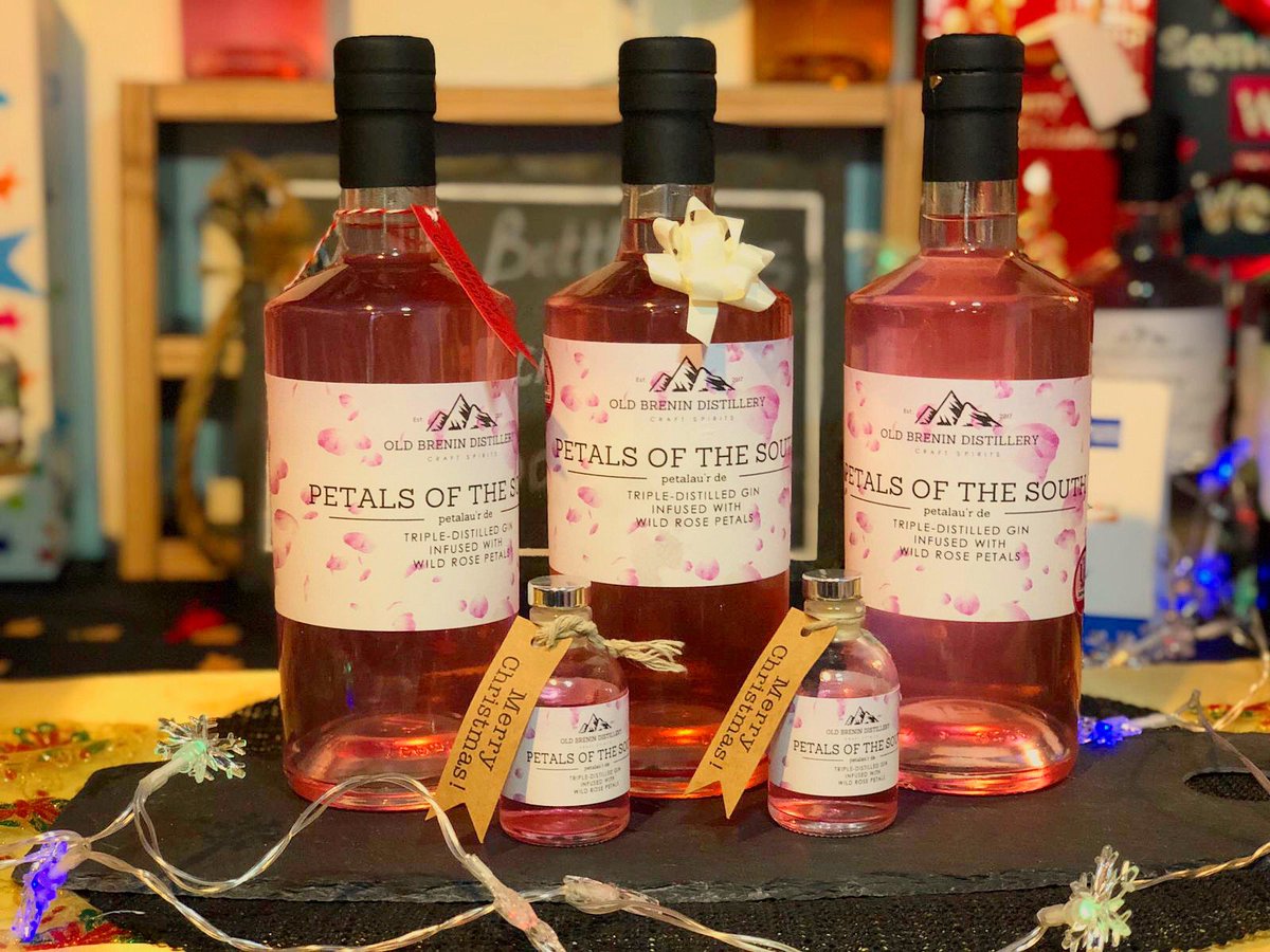 OldBrenin's tweet photo. We’re at @CwmbranTown in the Christmas Market ✨ Come by and sample our Gins &amp; Vodkas! We offer celebration Hampers ranging from £45-£145 made to order 🥂🎁 Don’t miss out on our stocking fillers and tasty unique Gins &amp; Vodkas 🎄 https://t.co/vvWvix9h2c