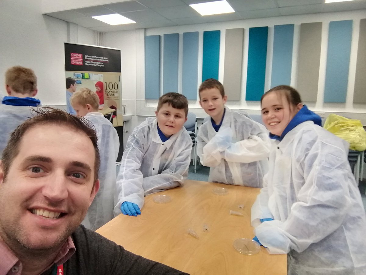 BrynHafodPrm's tweet photo. Investigating antibacterial properties of honey with @cardiffuni @pharmabees scientists of the future! #learningforlife #learningwales #scienceandtechnology @CSCJES https://t.co/eDZcVRsHW2