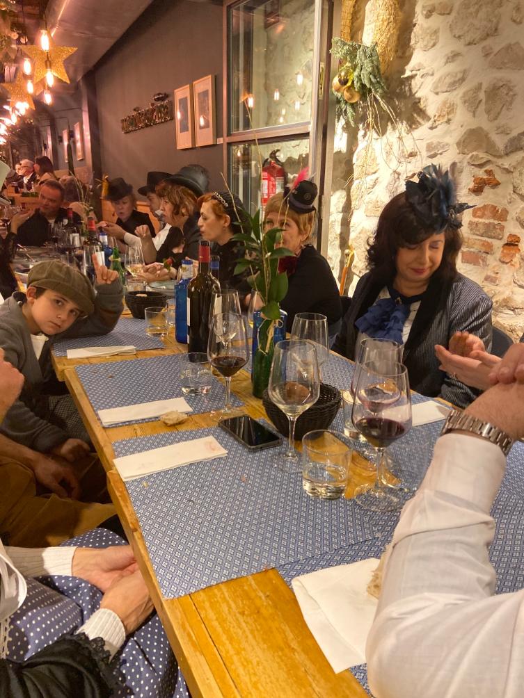 maricastanaBU's tweet photo. 😊 Magníficas y divertidas 📷🎩👒 fotos del la Cena 🌛🍴 que tuvo lugar el día 14 de diciembre #EnTiemposdeMaricastaña ¡Encantados de haber acogido la 👉 5ª edición Cena Dickensians 👈!
#MaricastañaBurgos #PaseoEspolon #RestaurantesdeBurgos #Burgos #BurgosMola #IsabelAlvarezChef https://t.co/lmwepn0YYv