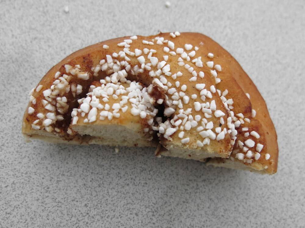 AbbeBullar's tweet photo. 5 av 10 möjliga bullar, skulle fått en 10, men den är ju halv
#bulle
#realhumor
#halvbra
#halv https://t.co/5mGGIU1jP3