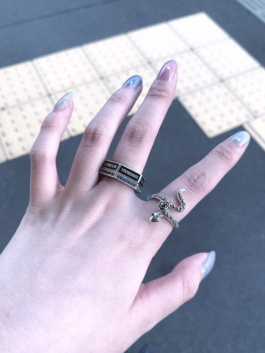 厭世 昨日anna Suiで指輪買ったんだけど 割と気に入ってる 蛇って可愛い 厭世 昨日anna Suiで指輪買ったんだけど 割と気に入ってる 蛇って可愛い