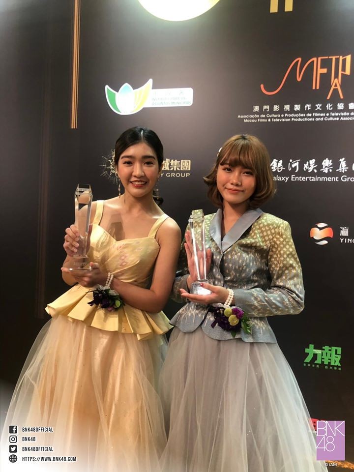 entknews's tweet photo. เจนนิษฐ์-มิวสิค เฉิดฉายในชุดผ้าไหม รับรางวัล The Asian Stars: Up Next  ในเทศกาลภาพยนตร์นานาชาติมาเก๊าครั้งที่ 4 - https://t.co/fBdQYc9E4R #entknews https://t.co/CjU8bvaXSB