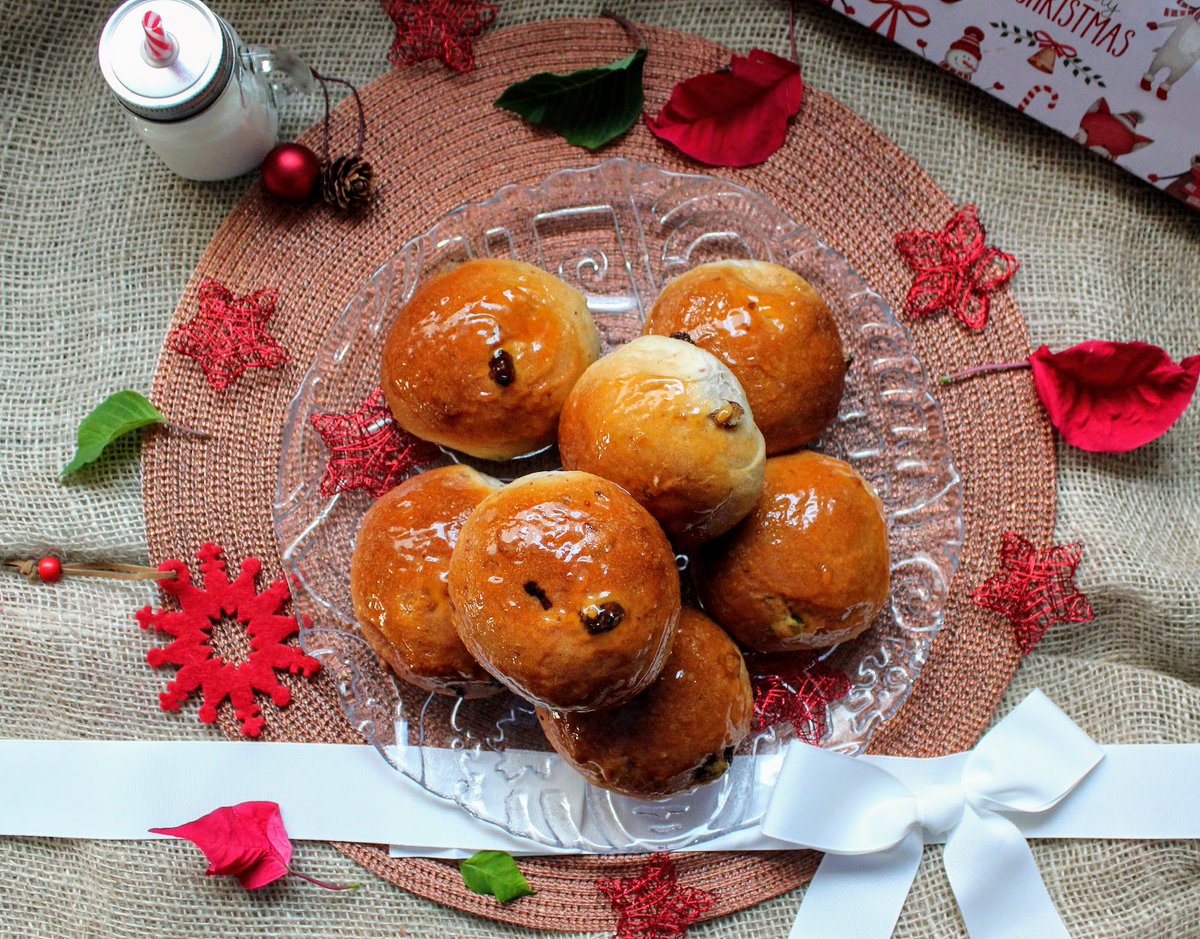 TiendasOhgar's tweet photo. ¡Sorprende a tus invitados con un delicioso postre esta #Navidad ! 😍😮🎄
Aprende a preparar unos deliciosos bollitos dulces de pasas y nueces con @LasChachas 
👉 https://t.co/CcNkpxyLjU https://t.co/vEj0HsOpPm