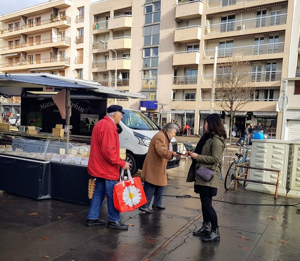 SZdorovtzoff's tweet photo. 👣Hier matin, les militants écologistes de @maintenantlyon étaient au marché de la place Général André dans le 8ème arrondissement. Rien de tel qu'une petite virée en bonne compagnie pour bien commencer la journée ! 🥦🥕🍏🥔#Lyon2020 #VagueVerte #MaintenantLyon8 https://t.co/q2oy0wkG4w