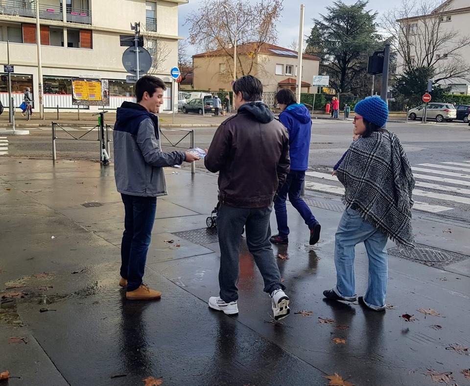 SZdorovtzoff's tweet photo. 👣Hier matin, les militants écologistes de @maintenantlyon étaient au marché de la place Général André dans le 8ème arrondissement. Rien de tel qu'une petite virée en bonne compagnie pour bien commencer la journée ! 🥦🥕🍏🥔#Lyon2020 #VagueVerte #MaintenantLyon8 https://t.co/q2oy0wkG4w