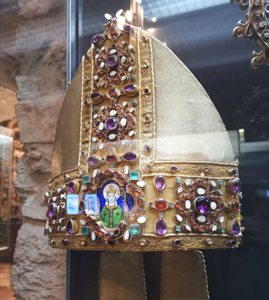 Hiroko Miyamoto Ar Twitter カラフルな宝石が使われている司祭帽子 その横には司祭杖 中心の 十字架にはピンクの綺麗な石が使われています 豪華すぎて手袋でないと触る事が出来ないのですね 一番右の司祭帽子の刺繍が美しい柄と丁寧に仕上げられています 18