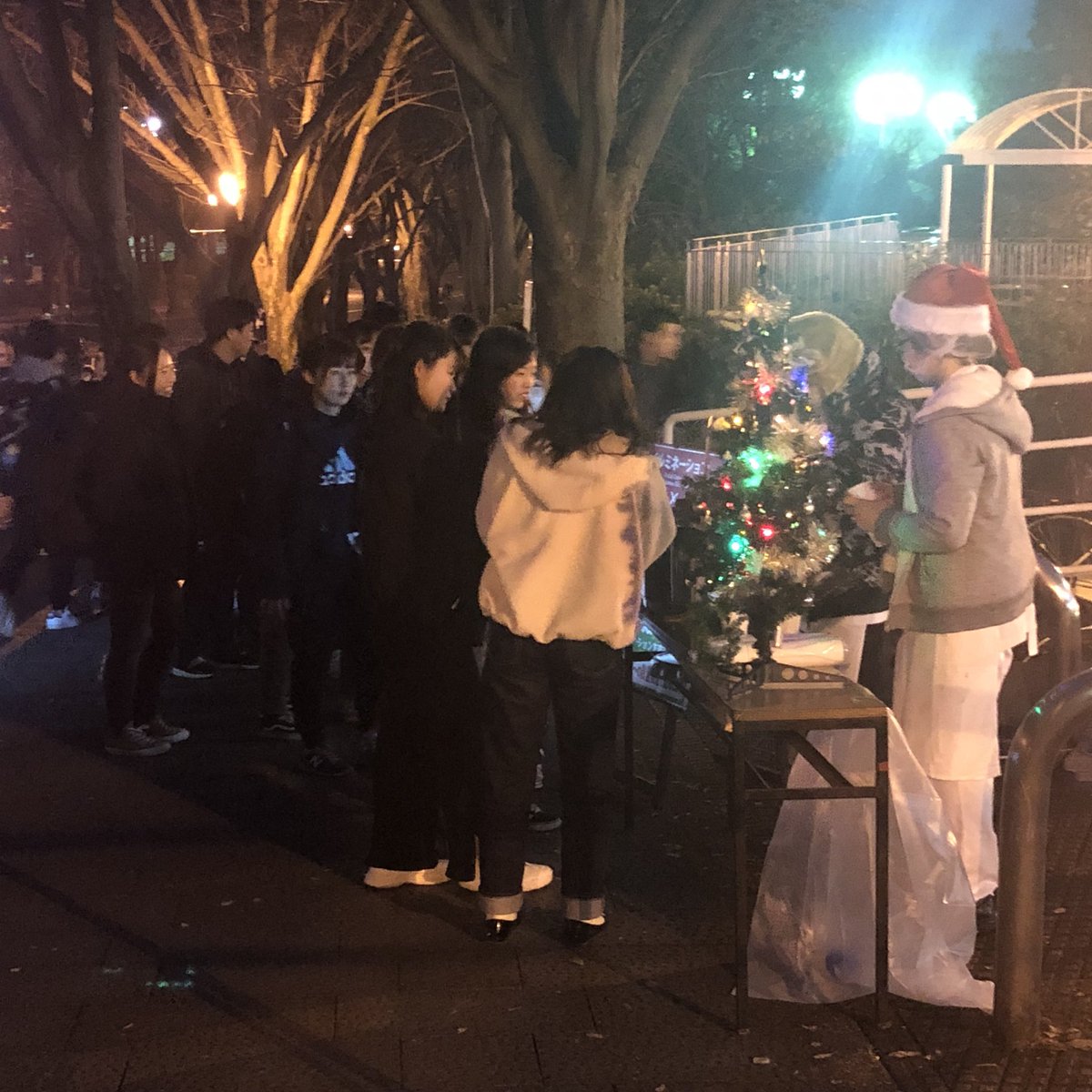 Tokai_Univ_'s tweet image. 湘南キャンパスでは本日、明日と8号館食堂前でコーンスープを無料配布しています🌙✨
食堂横の噴水前イルミネーションは絶好の撮影スポットです🌈📸