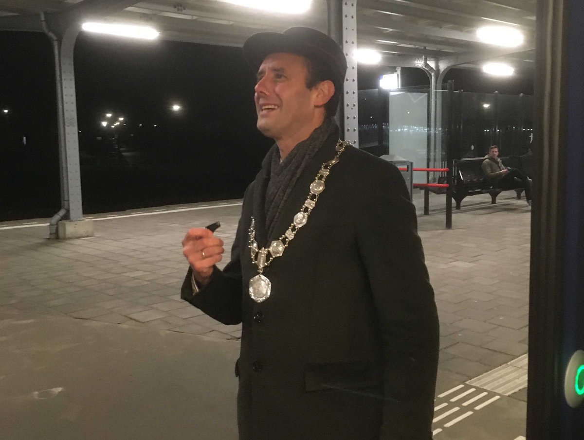 Vanochtend floot burgemeester <a href="/HarmJanvSchaik/">Harm-Jan vSchaik 🕊️</a> op station Harderwijk de 1e spitstrein weg naar Nijkerk. Met ingang van de nieuwe dienstregeling van de NS vanaf 15-12 rijden er 4 extra spitstreinen in de ochtend en 4 in de middag. Meer info 👉 bit.ly/35rRG2u