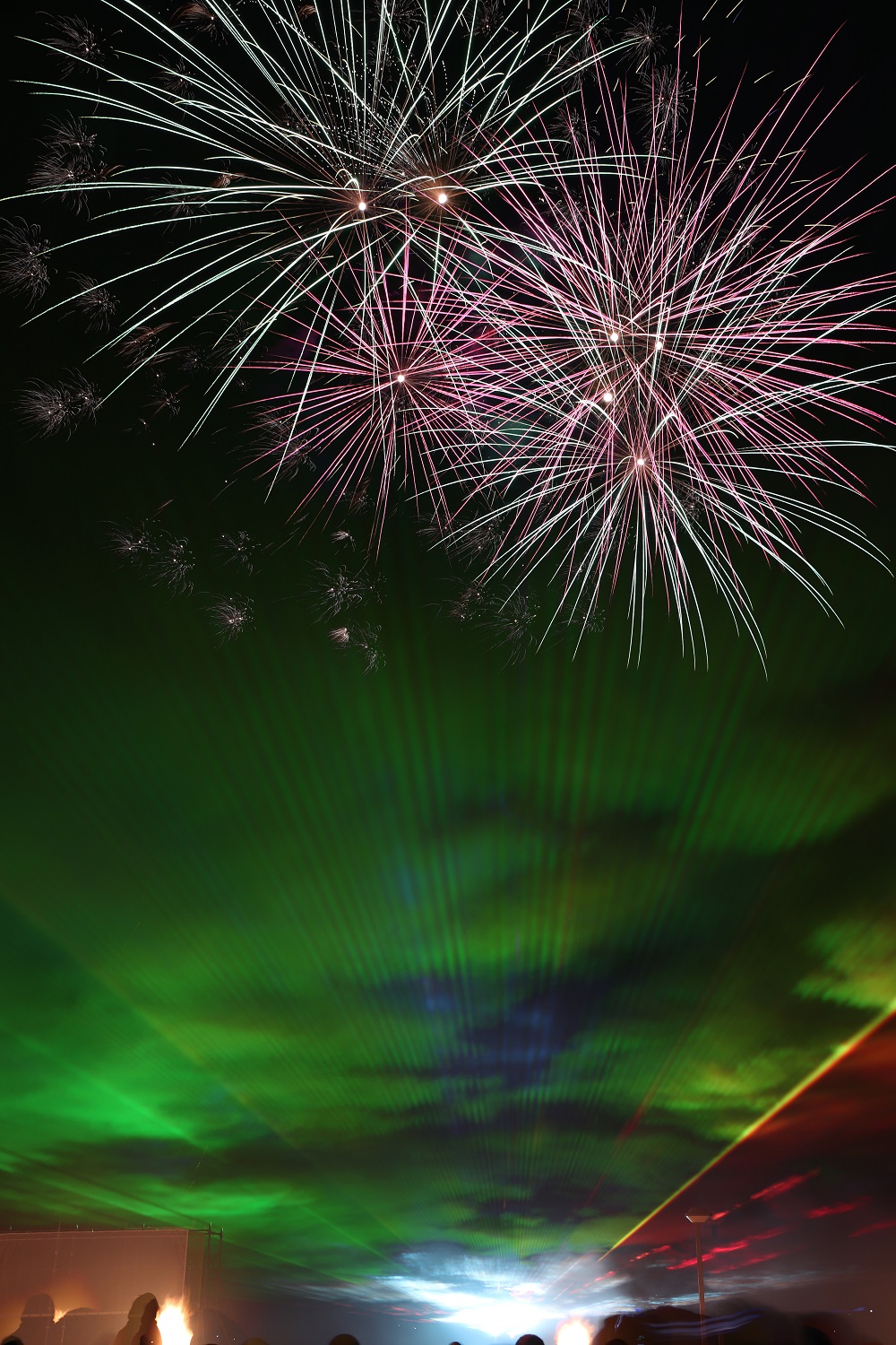 周南市 12月14日は かの冬花火 銀嶺の舞 が行われました 音楽にのせて花火やレーザー光線が舞う演出のほか 炎が噴き出す演出もありました 写真は一部合成しています かの冬花火 周南市 冬 花火 T Co Ulsme3i1rf Twitter