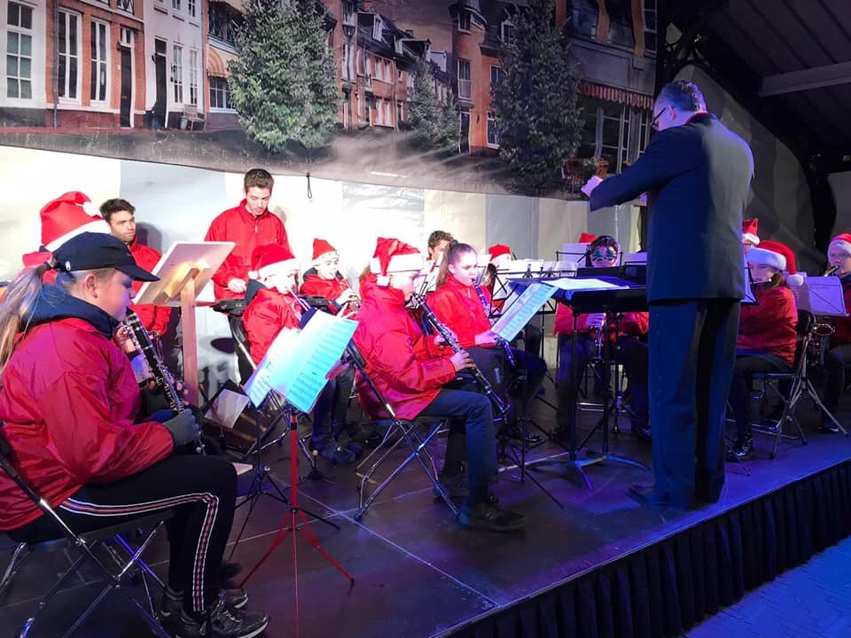 HMC_Helmond's tweet photo. Super leuk optreden van ons opleidingsorkest in de markthal tijdens Dickens Night 🎶🎶🎶🌲🎅🏽 https://t.co/eUMw8hCBl9