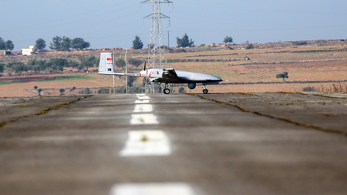 Türkiye'nin Dalaman Deniz Hava Üs Komutanlığından saat 05.00'te Geçitkale Havaalanına kalkan Bayraktar TB2 tipi İHA, saat 10.00'da Geçitkale hava üssüne indi. https://www.aa.com.tr/tr/dunya/turkiyeden-kktcye-ilk-iha-indi/1674709