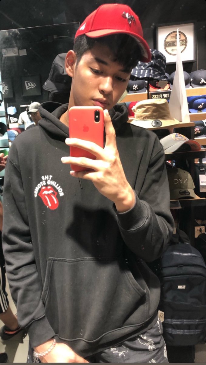 riccisquadCVT's tweet photo. Ewan ko ba ang lakas ng dating ni Ricci kapag naka red siya or may touch of red sa suot niya 🥺❤ 

(If want niyo din hoodie na suot niya its from H&amp;M 😋) https://t.co/nd7xwDXljN