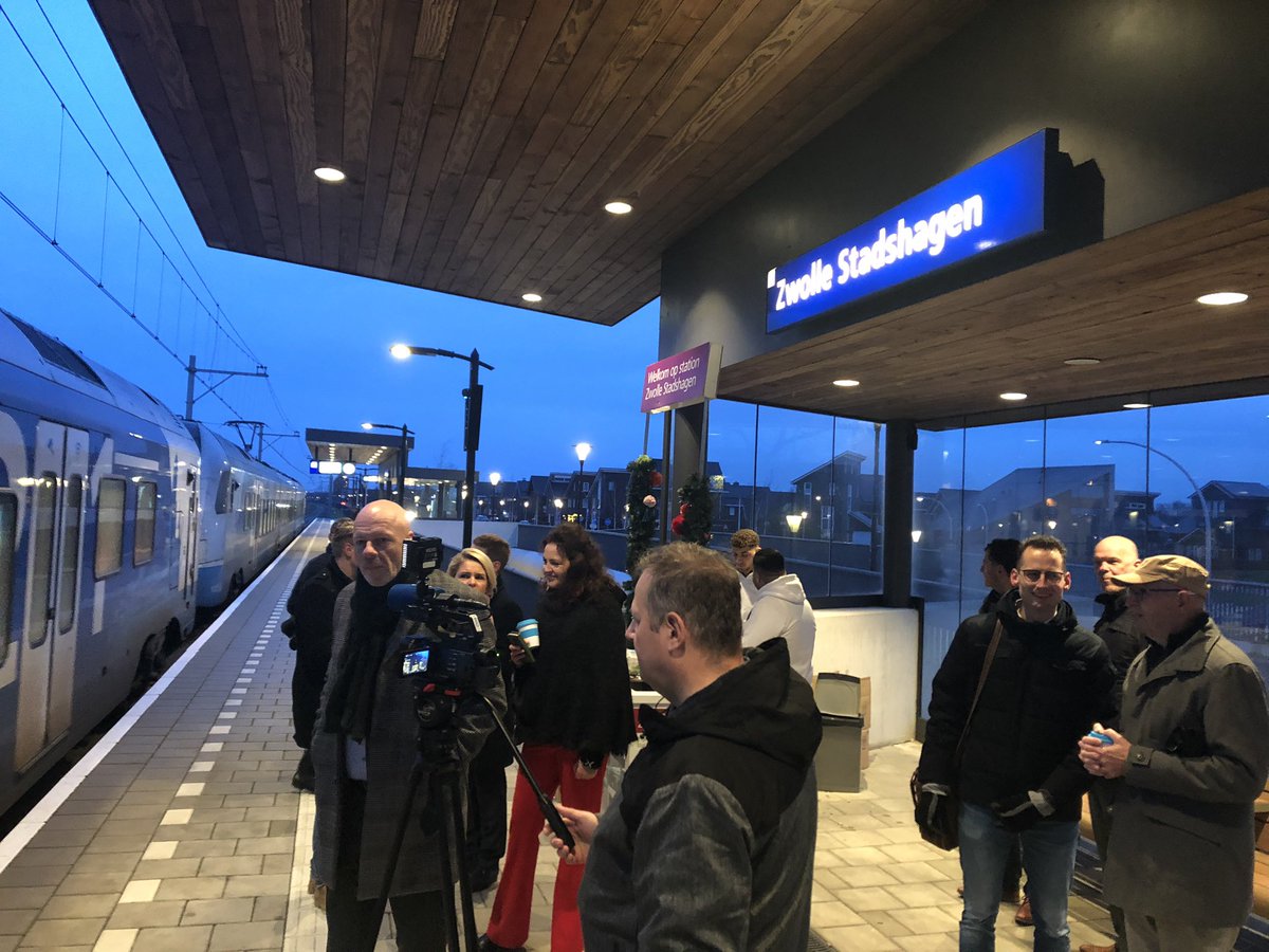 Vandaag samen met raadslid Van de Wetering naar het net geopende station Zwolle-Stadshagen gereisd om Zwollenaren met koffie en koek uit te nodigen om ook eens in Kampen te komen winkelen!