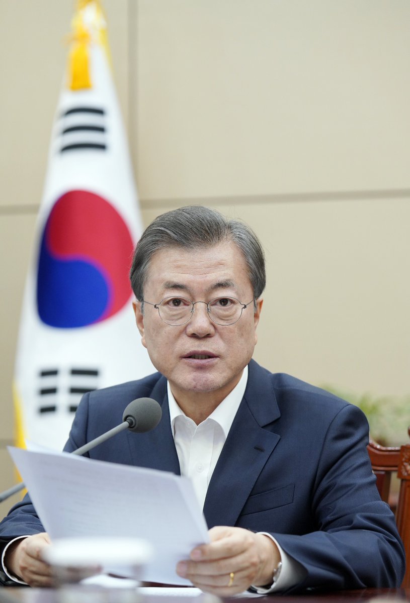 지난 3/4분기 가계소득동향에 따르면 국민의 가계소득·분배여건이 모두 개선됐습니다. 생산가능인구가 줄고 고령화가 급속히 진행되는 상황에서 만든 매우 의미있는변화입니다. 이런 변화를 더 확산시키려면 복지 사각지대까지 꼼꼼히 살피고 세심히 정책을 추진해야 합니다. 
www1.president.go.kr/articles/7798