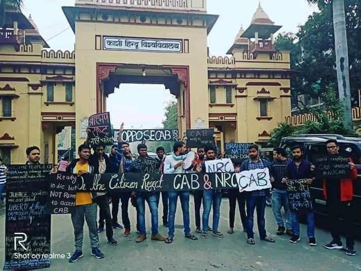 AshrafiShaykh's tweet photo. #BHU से आ रही तस्वीर बहुत जबरदस्त जिंदाबाद-

ये है हमारे मुल्क की खूबसूरती जिसको 4 दिन की सियासत नही खत्म कर सकती-

#CAB नही चलेगा https://t.co/12Cb9u7StJ