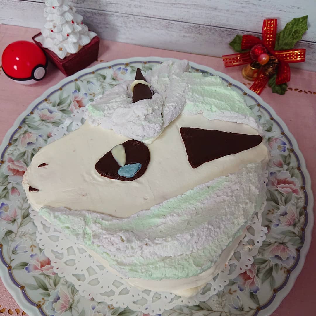うりゅ U ｪ U シートスポンジは失敗したけど 息子の6歳の誕生日ケーキに ポニータを作りました 中はピンクにしてみた 皿の色合いとかぶってて分かりにくい ポケモン ポケモンソードシールド ポニータ ポケモンスイーツ