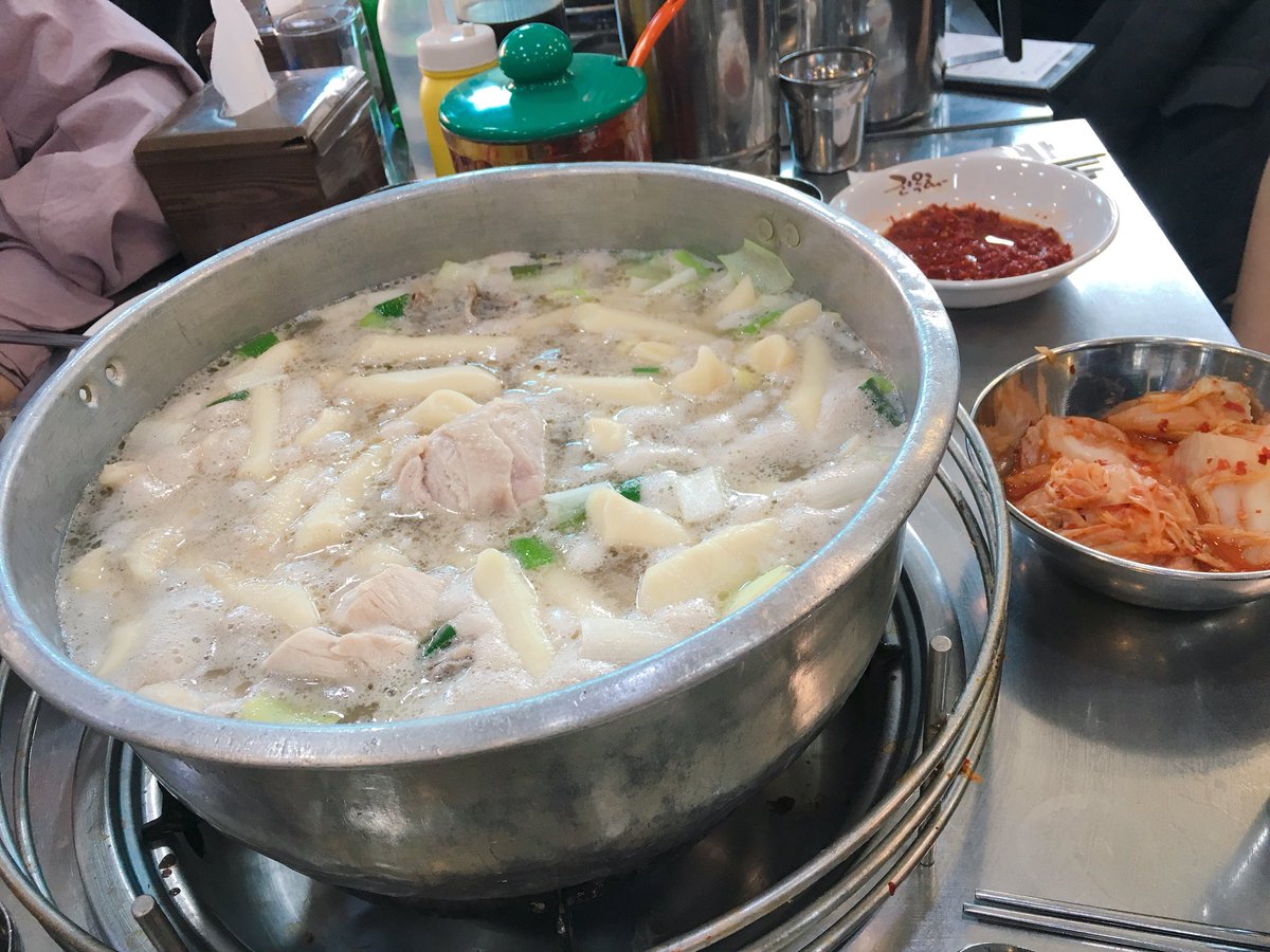 4wytmzp's tweet photo. 닭한마리 아직 안드셔보신 분들
제 말을 명심하세요

1) 2~4인 팟을 꾸리세요

2) 동대문 진옥화할매원조닭한마리
로 가시고요(지하철: 종로3가 or 동대문)

3) 떡사리 무조건 추가할것!!!

4) 칼국수 제발 나중에 후회하지 말고 넉넉하게 시키는걸로 우리 약속해... https://t.co/Xxu7DUdKCs
