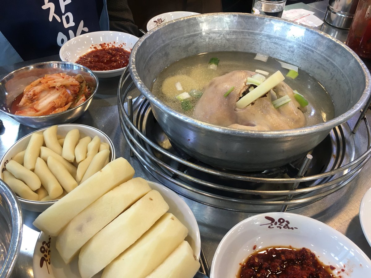 4wytmzp's tweet photo. 닭한마리 아직 안드셔보신 분들
제 말을 명심하세요

1) 2~4인 팟을 꾸리세요

2) 동대문 진옥화할매원조닭한마리
로 가시고요(지하철: 종로3가 or 동대문)

3) 떡사리 무조건 추가할것!!!

4) 칼국수 제발 나중에 후회하지 말고 넉넉하게 시키는걸로 우리 약속해... https://t.co/Xxu7DUdKCs