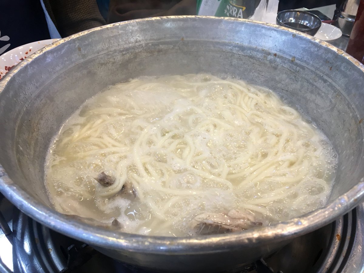 4wytmzp's tweet photo. 닭한마리 아직 안드셔보신 분들
제 말을 명심하세요

1) 2~4인 팟을 꾸리세요

2) 동대문 진옥화할매원조닭한마리
로 가시고요(지하철: 종로3가 or 동대문)

3) 떡사리 무조건 추가할것!!!

4) 칼국수 제발 나중에 후회하지 말고 넉넉하게 시키는걸로 우리 약속해... https://t.co/Xxu7DUdKCs