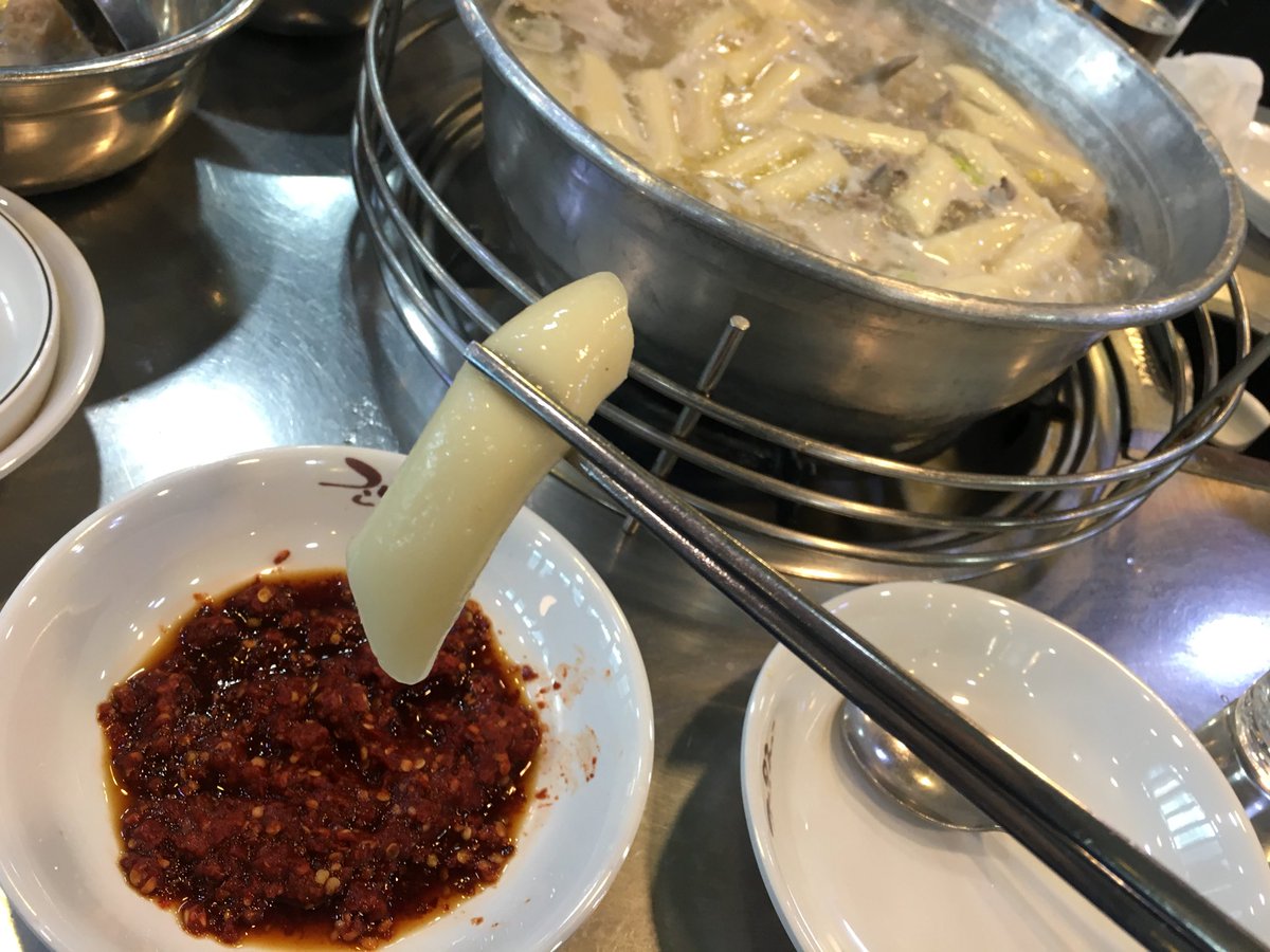 4wytmzp's tweet photo. 닭한마리 아직 안드셔보신 분들
제 말을 명심하세요

1) 2~4인 팟을 꾸리세요

2) 동대문 진옥화할매원조닭한마리
로 가시고요(지하철: 종로3가 or 동대문)

3) 떡사리 무조건 추가할것!!!

4) 칼국수 제발 나중에 후회하지 말고 넉넉하게 시키는걸로 우리 약속해... https://t.co/Xxu7DUdKCs