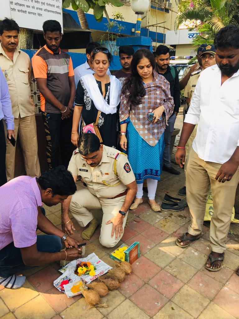 renu_hansraj's tweet photo. Coconut breaking of improvement of various pathways in nehru nagar and footpath outside juhu @police station . https://t.co/LCquAQVM62