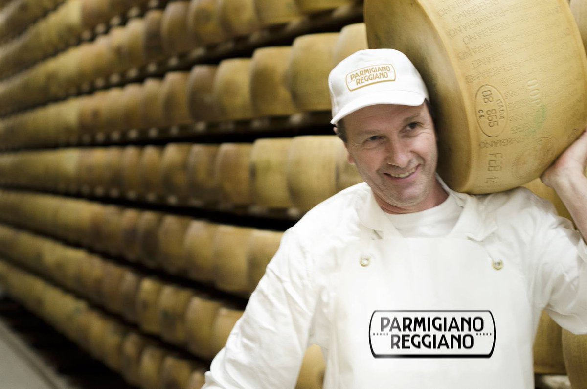 "Nel mondo nulla di grande è stato fatto senza passione."
(Georg Wilhelm Friedrich Hegel)

Latte di prima qualità, sale, caglio e la passione di 330 casari fanno grande ogni giorno il Parmigiano Reggiano, anche durante le feste!