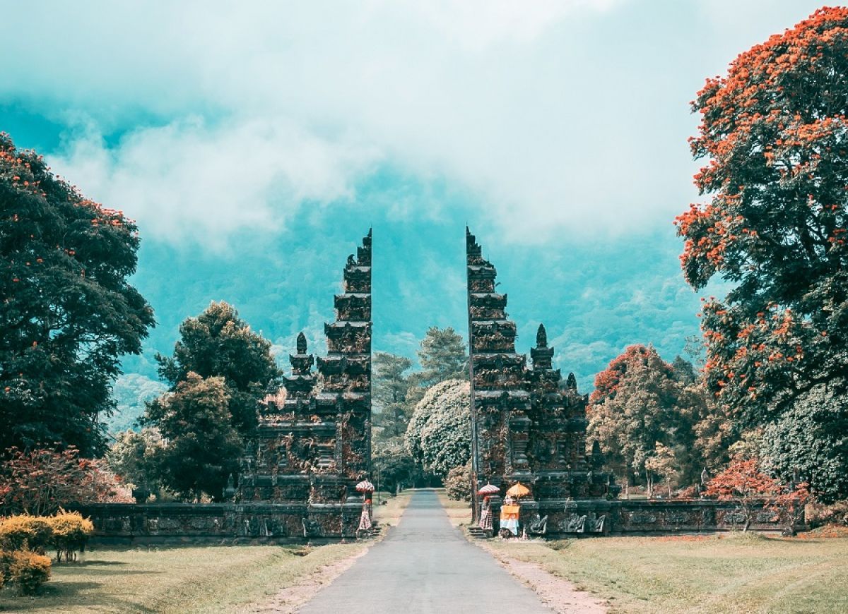 Nature. Beach. Architecture. Parties. Culture. Affordability. This just about sums up why Bali attracts couples from all over the world to have their weddings here. If you need help deciding on a Bali wedding venue, check out this article. buff.ly/2E3x7xv #baliwedding