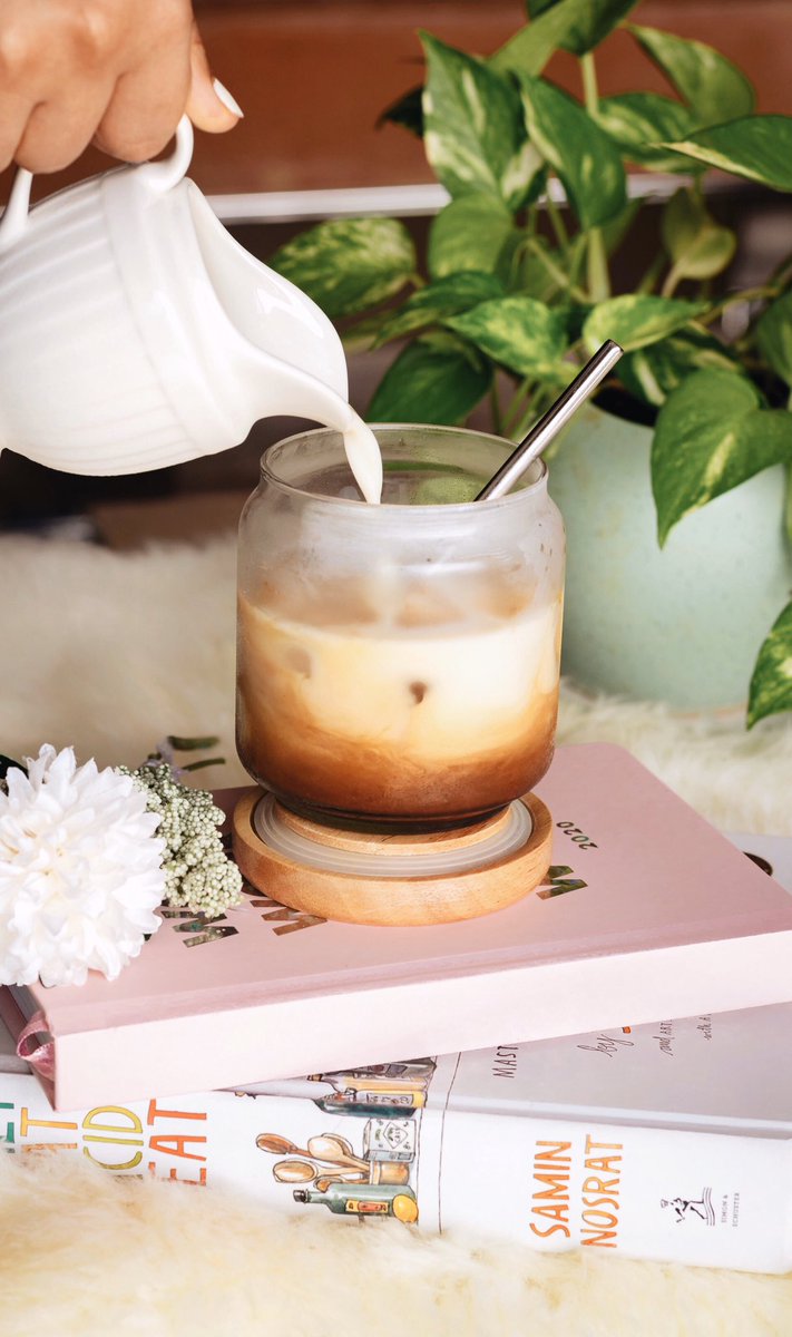 Monday essentials☀️ 🌸
Iced filter coffee with jaggery &amp; vanilla extract🙊 
#HappyMonday #IcedCoffee