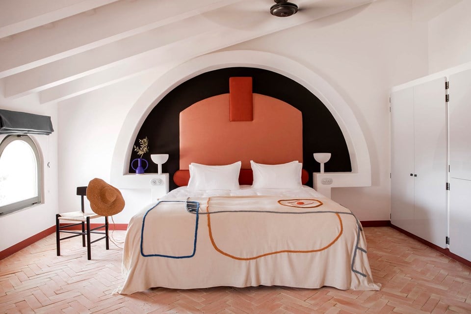 elton_cuisines's tweet photo. On attaque la semaine avec un beau projet architectural. L’Expérimental Group propose un nouveau concept hôtelier, orchestré par Dorothée Meilichzon. Direction Minorque, l’île la plus préservée de l’archipel des Baléares, avec un projet d’#agrotourisme. #ARTchitecture #TouchOfART https://t.co/AYXPeGNlKh