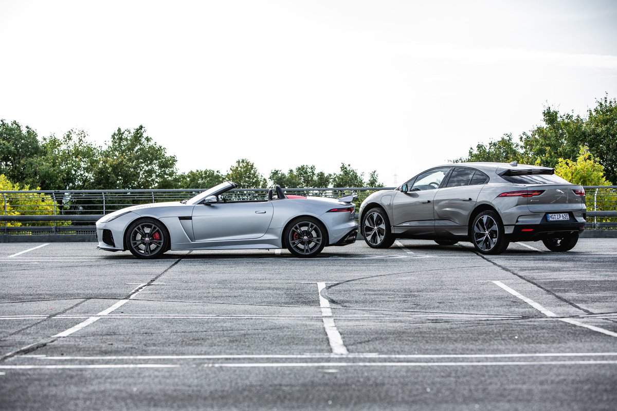 Mobilegeeksde's tweet photo. Wir vergleichen den vollelektrischen #Jaguar #IPACE mit dem V8 angetriebenen #FTYPESVR und überraschenderweise gibt es mehr Gemeinsamkeiten als man vermutet.
https://t.co/Ux7b7TJovI https://t.co/v5vH0e7vVf