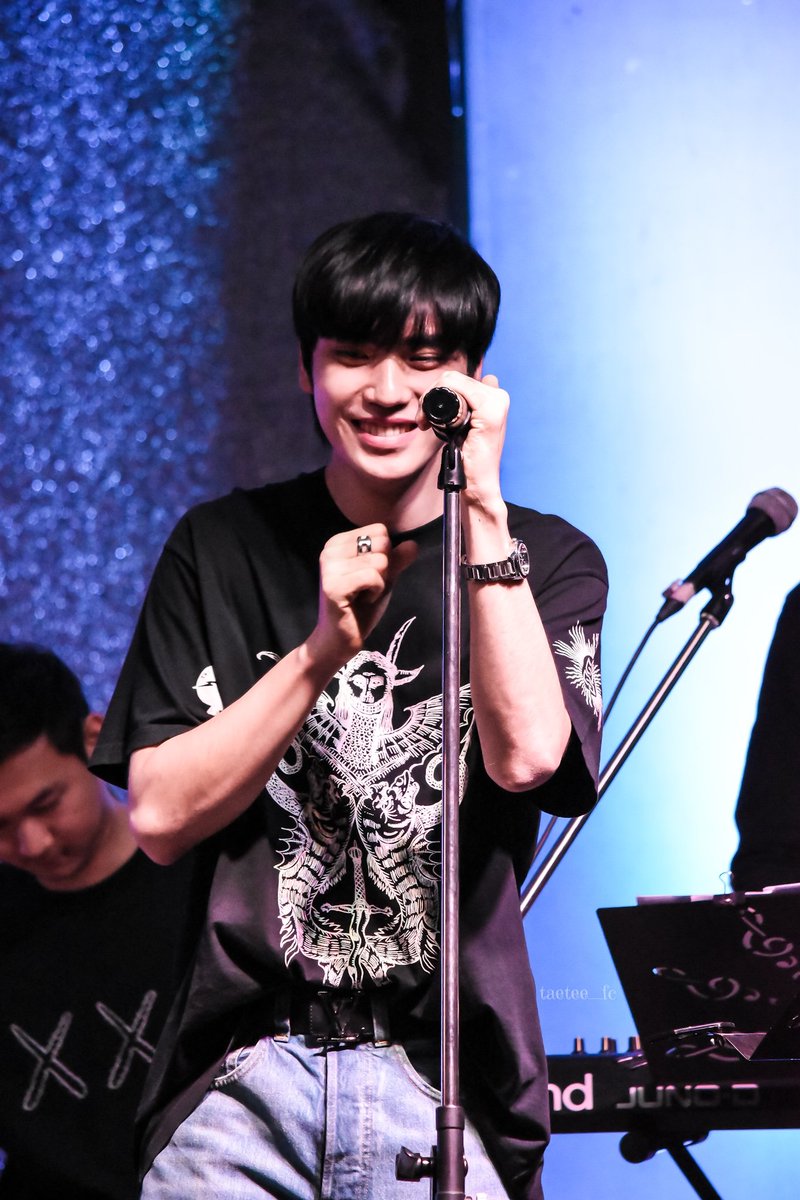 Taetee_FC's tweet photo. เล่นมุกเอง ก้เขินเอง ~ 🤣

#ตัวตายตัวแทน
#TEeThanapon 
#TaeTee_FC https://t.co/9ZEBEdWxAU