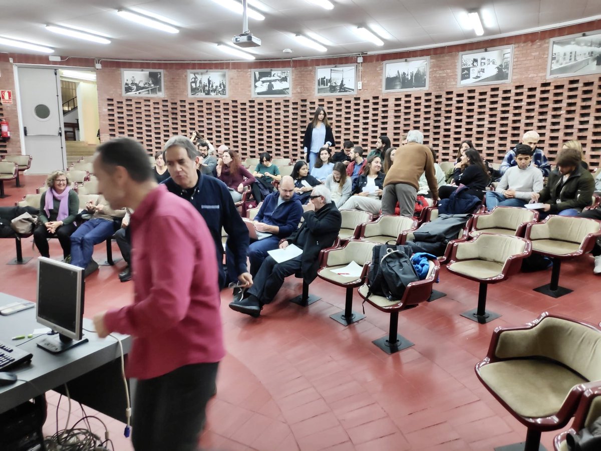 cangurman's tweet photo. Tot apunt, i primers nervis abans de les presentacions. Gran oportunitat compartir experiències @bahiguell @enseapd  - Ànims 🤗 https://t.co/MOinddcVEt