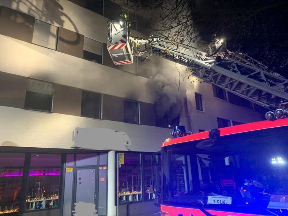 Wohnungsbrand um 4:40 Uhr im Riemekeviertel. Bei Eintreffen der Einsatzkräfte schlugen bereits Flammen aus dem 1. OG. 
Glücklicherweise hatten zu diesem Zeitpunkt alle Bewohner das Haus verlassen, so dass umgehend mit der Brandbekämpfung begonnen wurde. 
#paderborn #einsatz