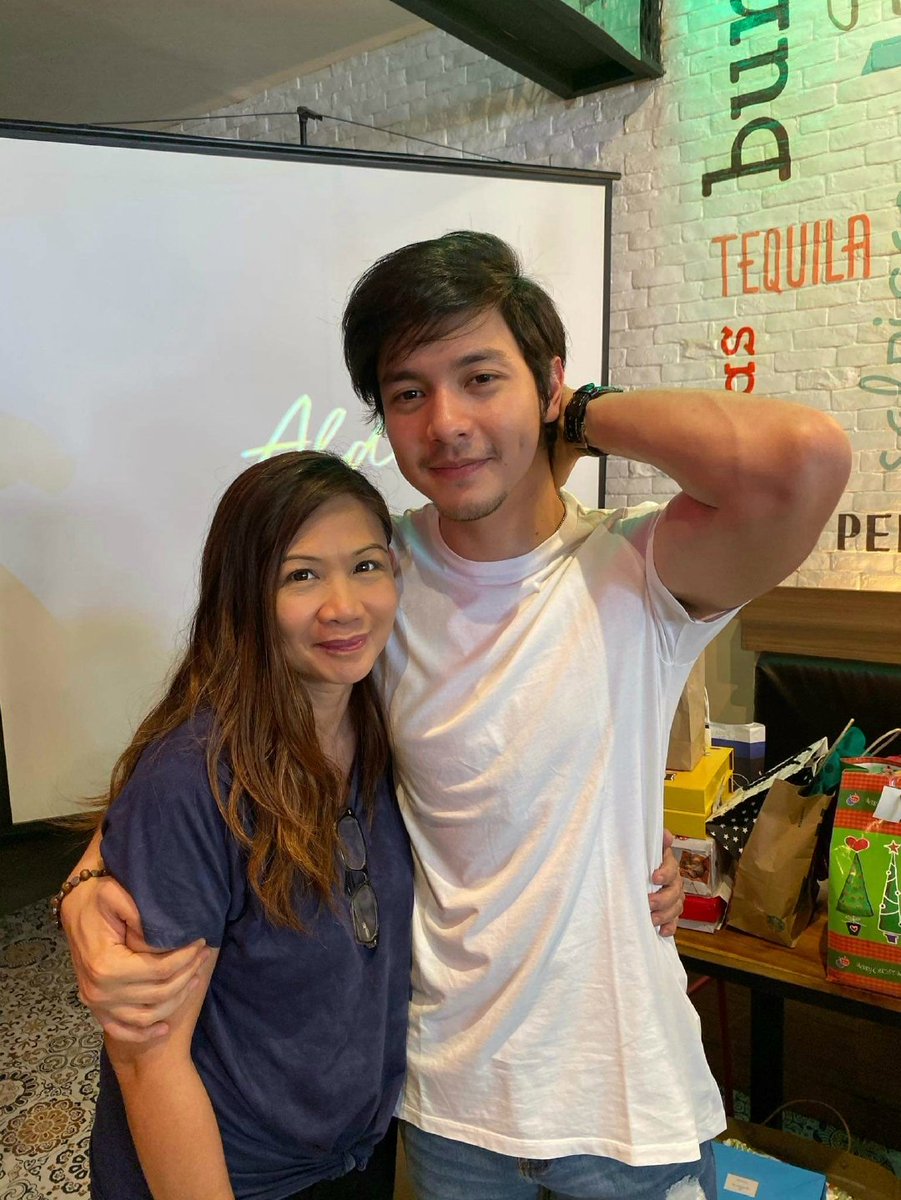 sophia_930's tweet photo. Eto na ata ang pinaka-peyborit kong picture namin, hehehe.

#TheGiftWanted 
#YouMakeUsProudALDEN 
#AldenRichards | @aldenrichards02 https://t.co/pvnlvBZ8mz