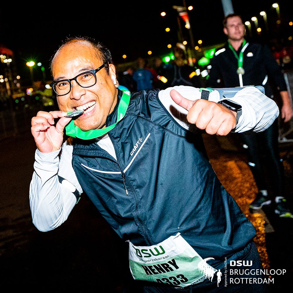 🎖️ It's Medal Monday! 

Alweer ruim een week geleden mocht jij jouw welverdiende DSW Bruggenloop Rotterdam medaille in ontvangst nemen! 😀