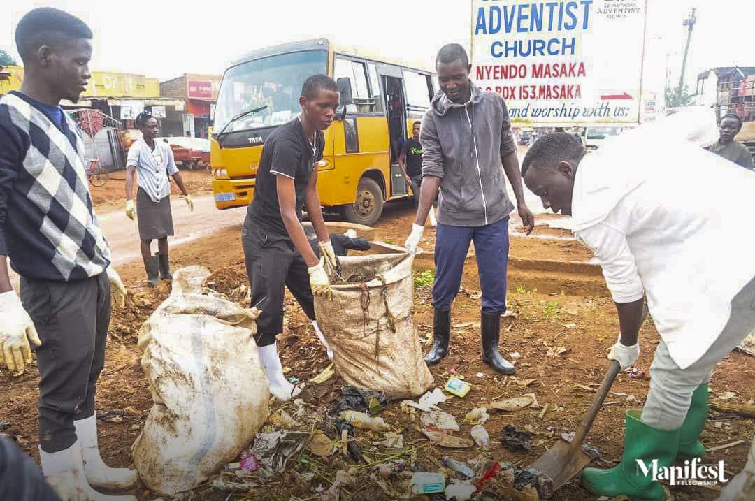 ManifestUganda's tweet photo. Manifest Fellowship Masaka giving back to the community and preaching the word of God recently by cleaning up the streets of Masaka.
#31stDec #phaneroo #nightofprayer #giving #givetocommunity #blessedtobless #manifest https://t.co/oZVXI0sg1f