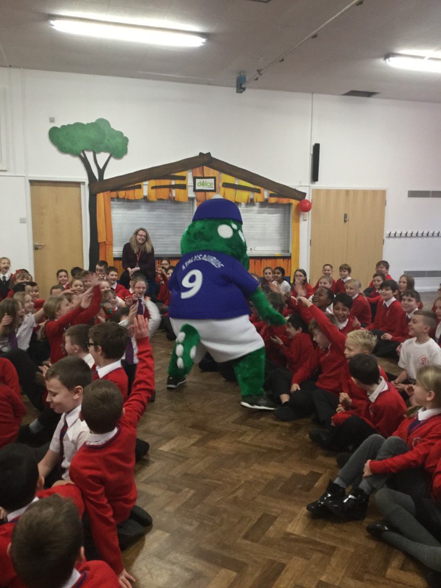 arliestameside's tweet image. Stalysaurus from @CommunityStaly has visited KS2 this morning to advertise the Football School which will be run at Arlies by Celtic! This will be on 2nd and 3rd Jan! Info coming out soon #community #buildingopportunities
