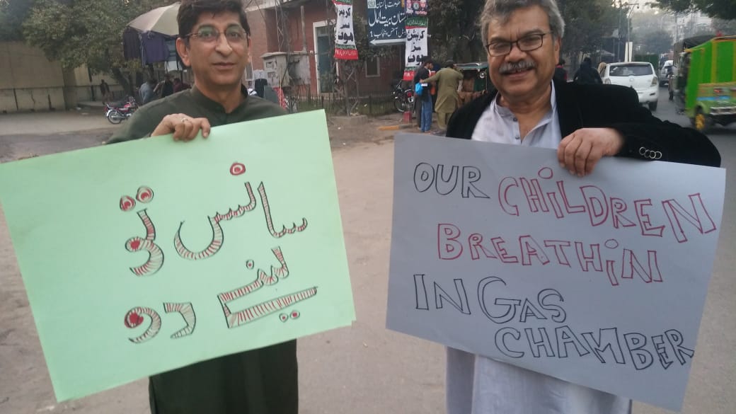 NoorulainSadia's tweet photo. We are in #climateemergency, we have to talk on #lahoresmog #airpollution #fightingsmog #backtosimplicity #unitebehindscience @Fridays4FutureP @gretathunberg
My First sitting on #2saturdayseachmonth in front of #LahorePressClub for #Saanslenedo #AwarenessWalk #7Dec2019 https://t.co/O53FKGttNX