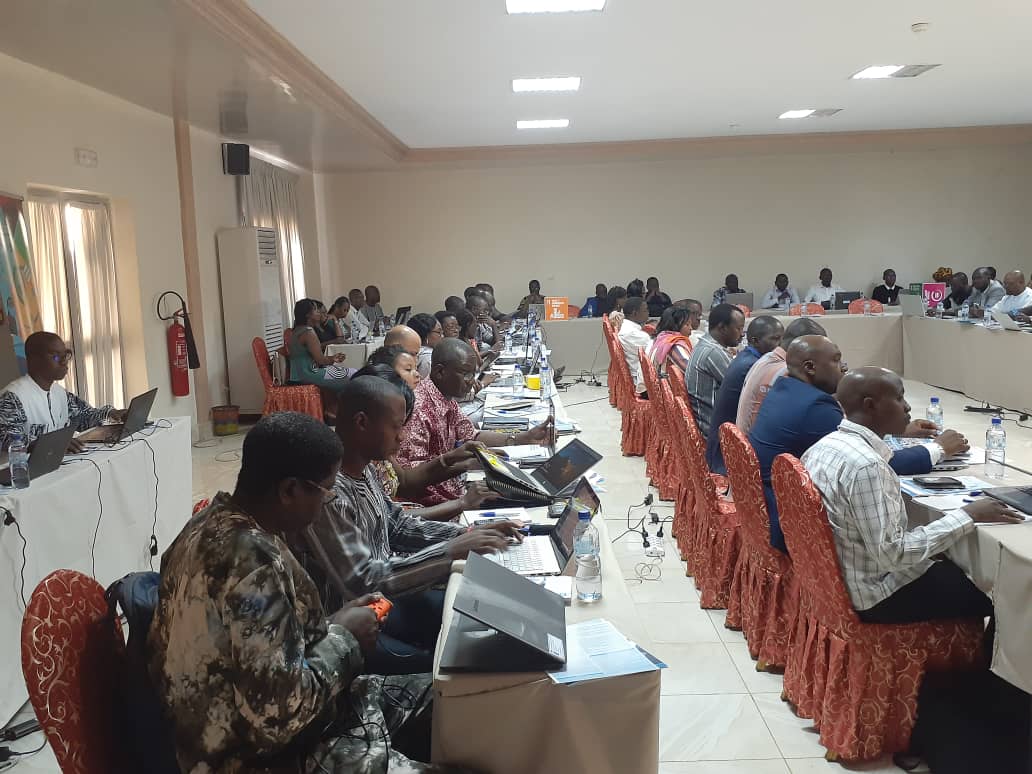 PNUD_BFA's tweet photo. Revue annuelle projets/programmes de Coopération Pays 2018-2020 #BurkinaFaso &amp; @PNUD_BFA. La DGEP, le PNUD &amp; ses partenaires font point mise en oeuvre pr dégager moyens &amp; résultats en vue améliorer éfficacité Progr. #PNDES #ODD @pnudfr @UNDPAfrica @ciowela @istschan @DianeWendabo https://t.co/yrkMAWWeBA