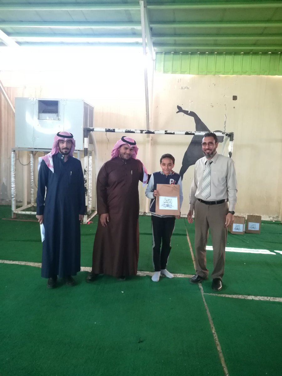 moe_qsm_02_0145's tweet photo. قائد المدرسة الاستاذ بدر بن عبد العزيز الجفن يكرم الطلاب الحاصلين على أعلى النقاط في مسابقة شيكات التفوق https://t.co/oTgxXPOQtS