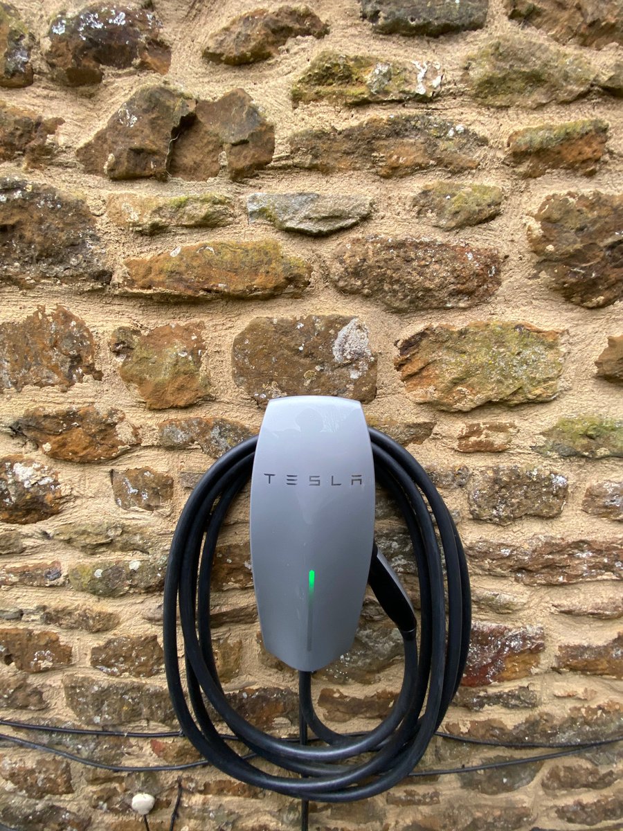 EvPoints's tweet photo. Tesla installed near Banbury @Tesla #Tesla #Banbury #Oxfordshire #ElectricVehicle https://t.co/2uHO2v064F