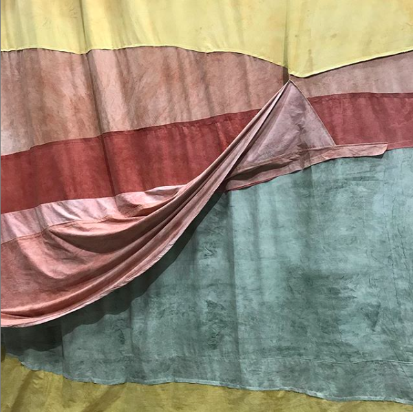 Tableau monumental composé de couleurs vibrantes prélevées dans différents lieux et suspendu dans les airs comme dans le temps
instagram.com/p/B53babmCRz3/…
Les #installation de Adrien Vescovi sont des peintures qui reproduisent le paysage comme des strates géologiques
<a href="/PalaisdeTokyo/">Palais de Tokyo</a>