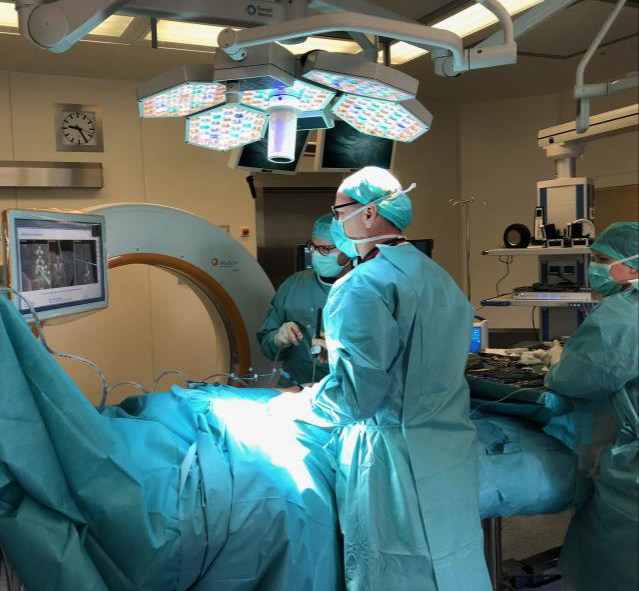 gesund_in_WI's tweet photo. Signifikant weniger #Strahlenbelastung für #Patienten und #OP-Team durch intraoperatives #CT bei #Wirbelsäulenchirurgie! 1. Platz #Posterpreis beim #DWG2019 für #Assistenzarzt Martin Marzouk @JoHo_Wiesbaden. Tolle Anerkennung! #Spine #Spinale Navigation @SpinalResearch https://t.co/qMoBoYaoTU