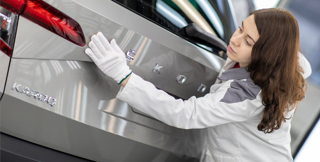 ŠKODA AUTO responde a la alta demanda constante por el #ŠkodaKaroq iniciando su producción en Nizhny Novgorod, en Rusia 🇷🇺🚗. Además, siguiendo los pasos del #ŠkodaCitigoiV, a partir de otoño de 2020, el ŠKODA KAROQ también se fabricará en Bratislava 🇸🇰. #ŠKODA