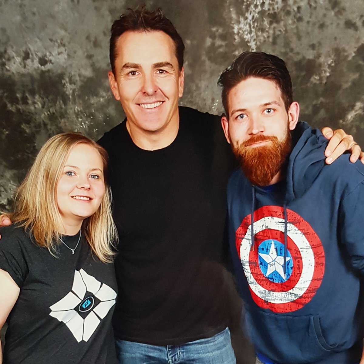ForgedUnity's tweet photo. Anyone else smile awkwardly in photos? Here is our awkward smiles when we met @nolan_north
Jax nearly melted when he said "Eye's up guardian"
#Destiny #NolanNorth #NoGoodGaming #AwkwardSmiles #Celebrity https://t.co/42lIdIBOM9